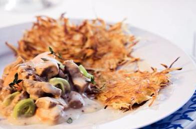 Zachte kalfsragout met knolselderijkoekjes